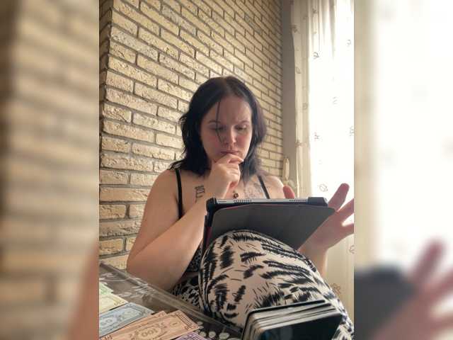 Lizzi-Peach, live now on BongaCams