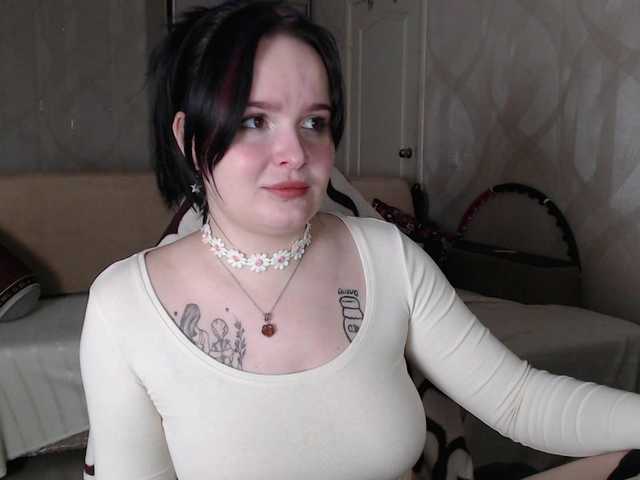 Lizzi-Peach live cam on BongaCams