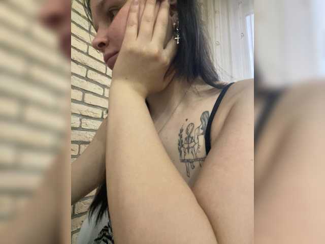 Lizzi-Peach live cam on BongaCams