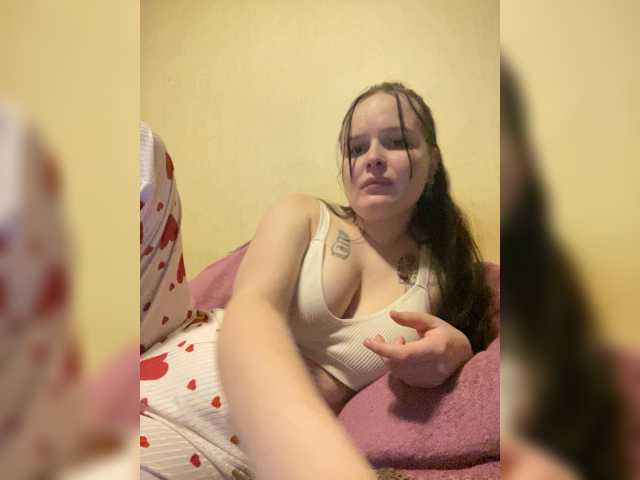 Lizzi-Peach live cam on BongaCams