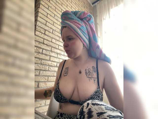 Lizzi-Peach, live now on BongaCams