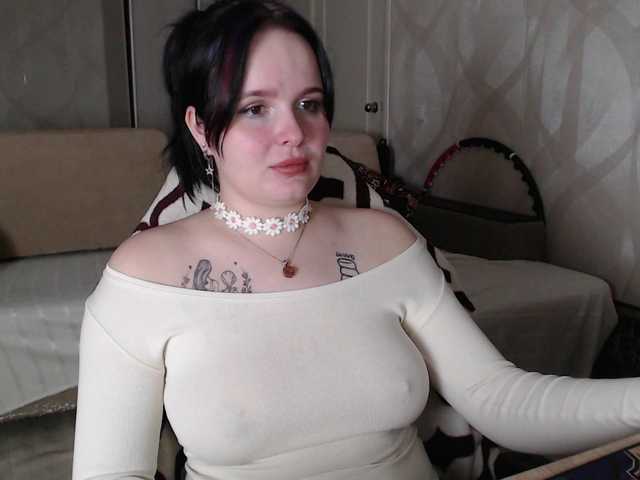 Lizzi-Peach live cam on BongaCams