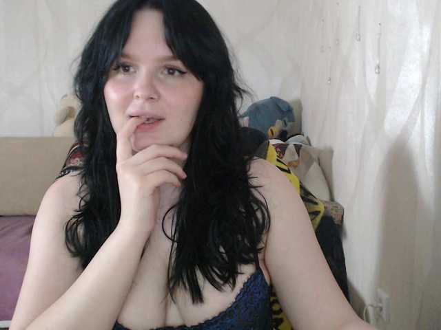 Lizzi-Peach live cam on BongaCams