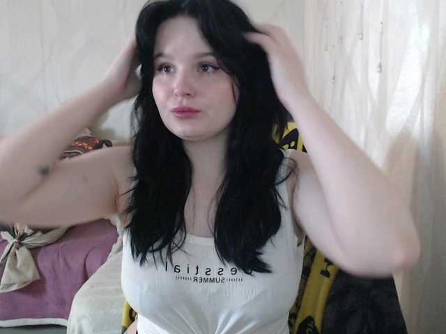 Lizzi-Peach live cam on BongaCams