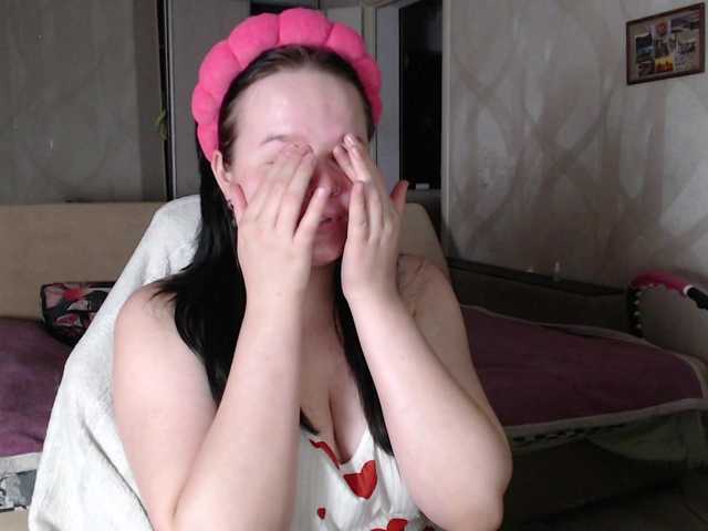 Lizzi-Peach live cam on BongaCams