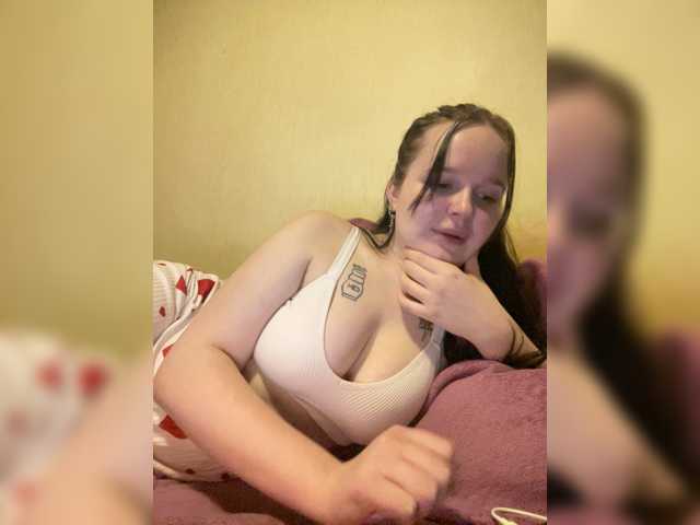 Lizzi-Peach live cam on BongaCams