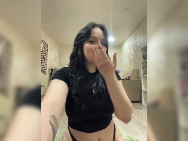 Lizzi-Peach live cam on BongaCams