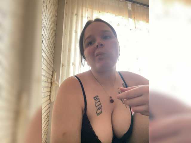 Lizzi-Peach live cam on BongaCams