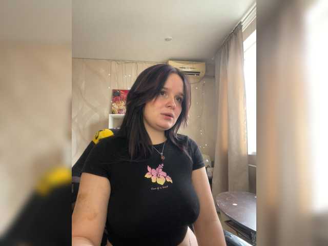 Lizzi-Peach live cam on BongaCams