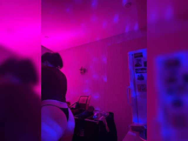 Lizzi-Peach live cam on BongaCams