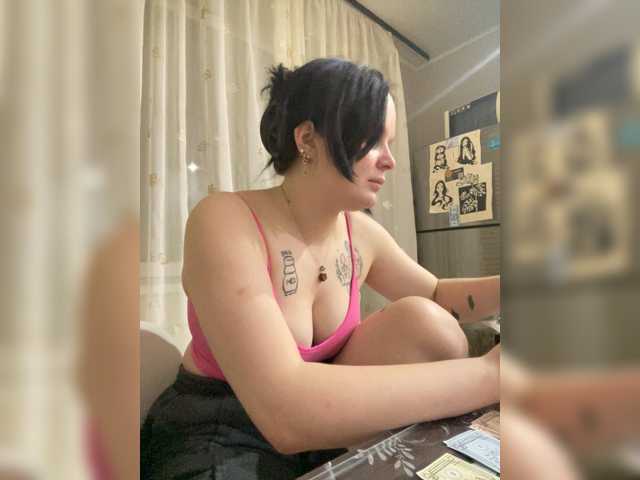 Lizzi-Peach live cam on BongaCams