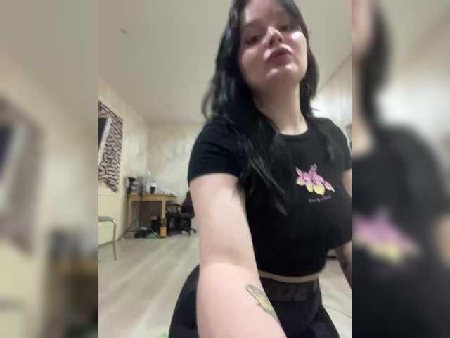 Lizzi-Peach live cam on BongaCams