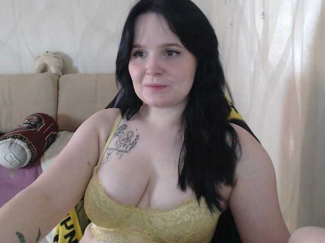 Lizzi-Peach live cam on BongaCams