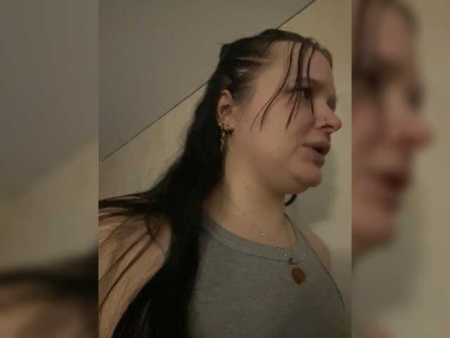 Lizzi-Peach live cam on BongaCams