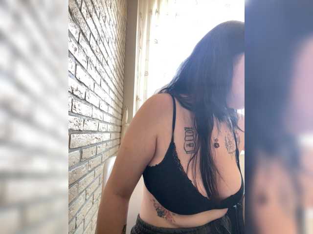 Lizzi-Peach live cam on BongaCams