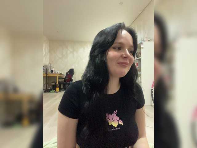 Lizzi-Peach live cam on BongaCams
