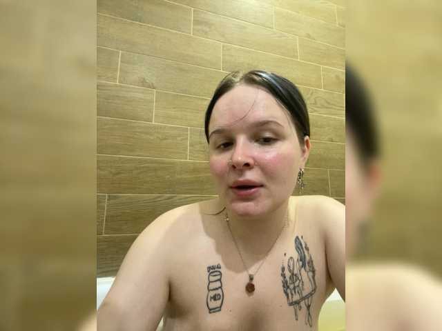 Lizzi-Peach live cam on BongaCams