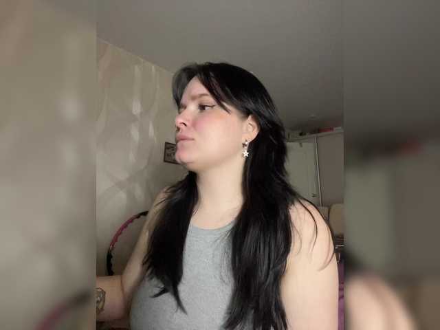 Lizzi-Peach live cam on BongaCams