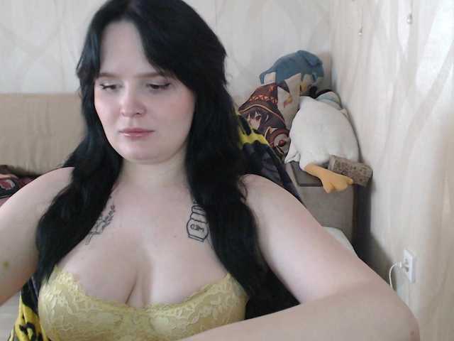 Lizzi-Peach live cam on BongaCams