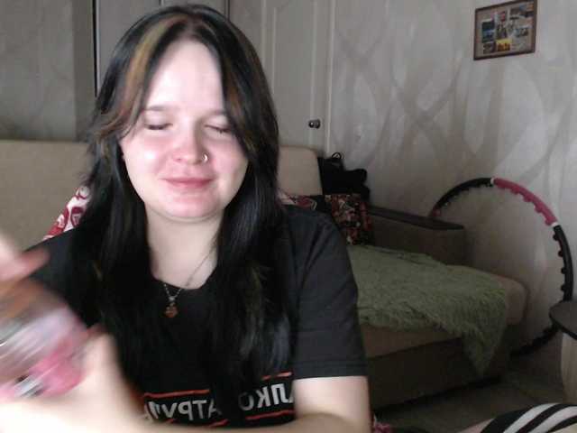 Lizzi-Peach live cam on BongaCams