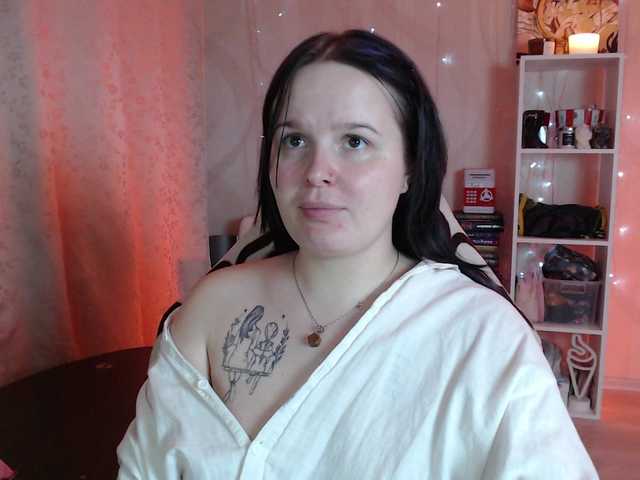 Lizzi-Peach live cam on BongaCams
