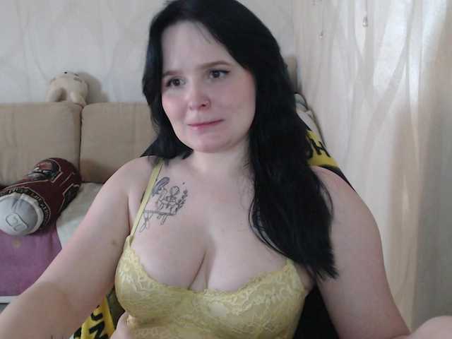 Lizzi-Peach live cam on BongaCams
