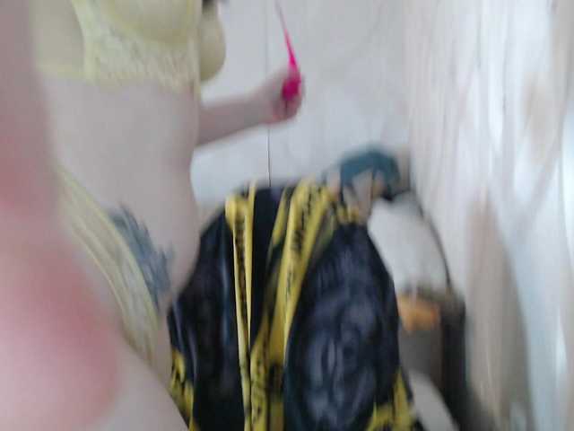 Lizzi-Peach live cam on BongaCams