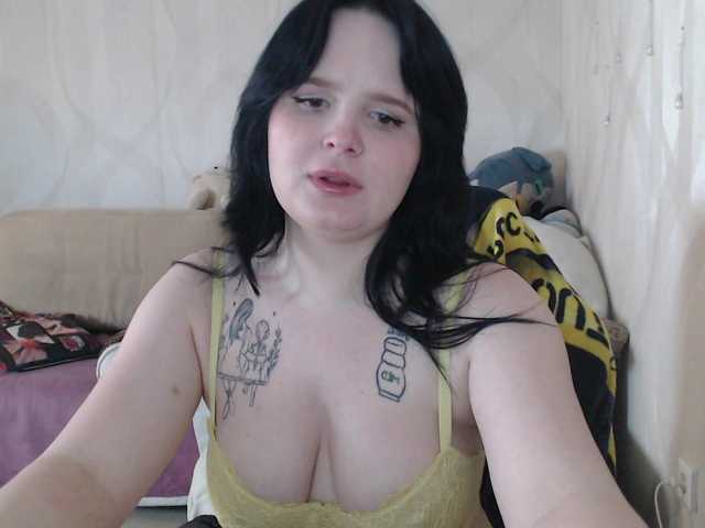 Lizzi-Peach live cam on BongaCams