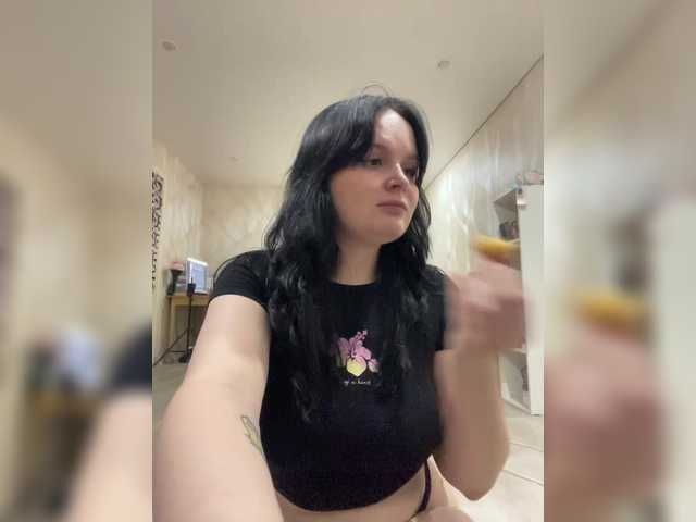 Lizzi-Peach live cam on BongaCams