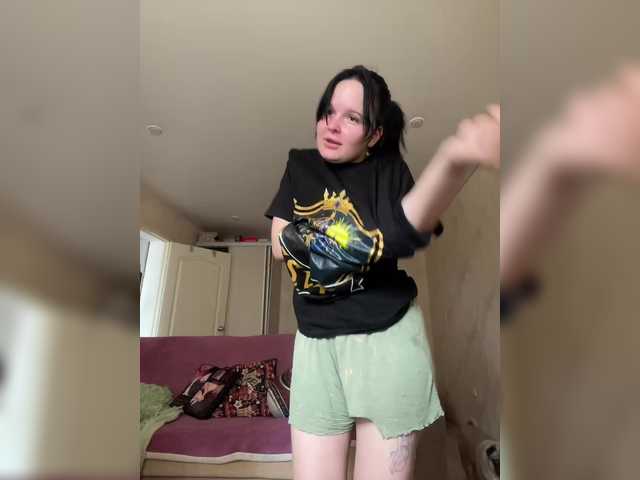 Lizzi-Peach live cam on BongaCams