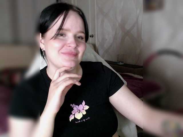 Lizzi-Peach live cam on BongaCams