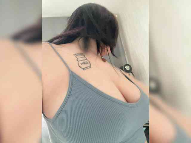 Lizzi-Peach webcam