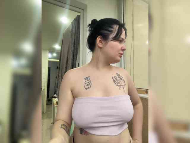 Lizzi-Peach Live Webcam on BongaCams
