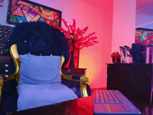 elinne-hendrix live cam on BongaCams