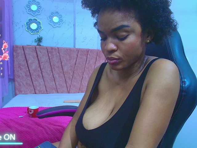 mia-thommson live cam on BongaCams