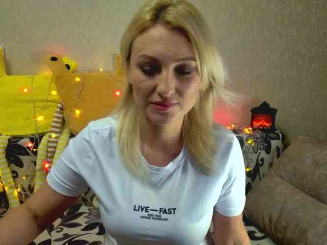AnnaDeVille webcam