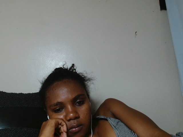 le modèle Cutie12 est en webcam porno dans un show sur le site bongacams, il possède les tags suivants: Ebony,Brunette,Hairy