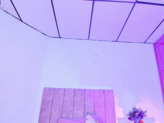 Mila-Wood live webcam show