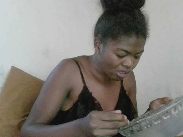 Blacklabelle18 live cam on BongaCams