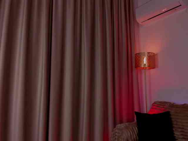 AlessandraCrystal webcam