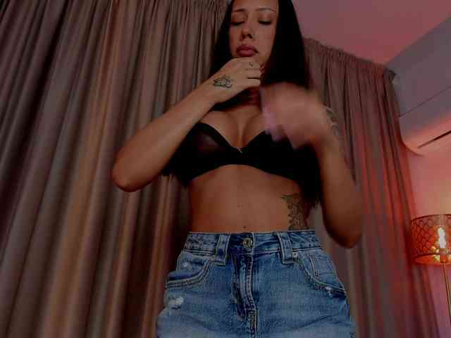 AlessandraCrystal webcam