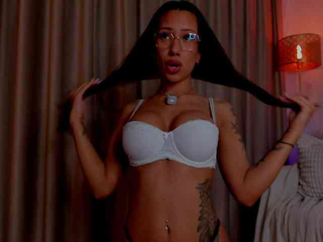 AlessandraCrystal webcam