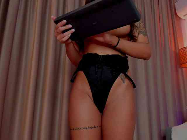 AlessandraCrystal webcam