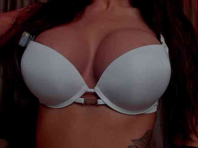 AlessandraCrystal webcam