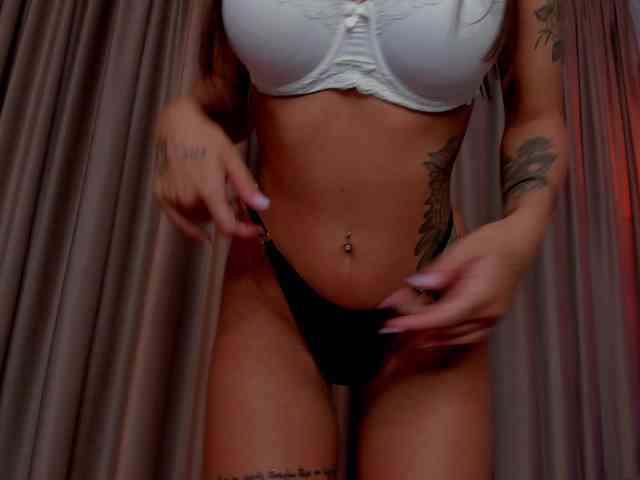 AlessandraCrystal webcam