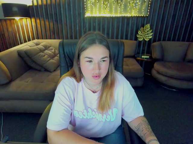 le modèle SofiiDarling est en webcam porno dans un show sur le site bongacams, il possède les tags suivants: White/Caucasian,Blonde,Shaved