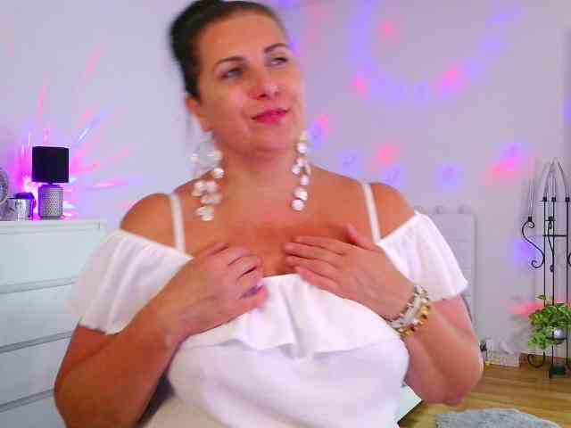 MilfHelena webcam