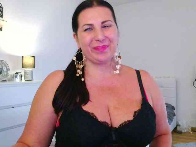 MilfHelena webcam