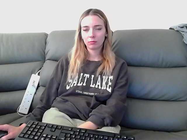 Almondmilka live cam on BongaCams