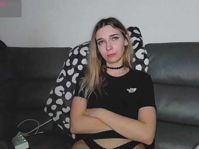 Almondmilka live cam preview